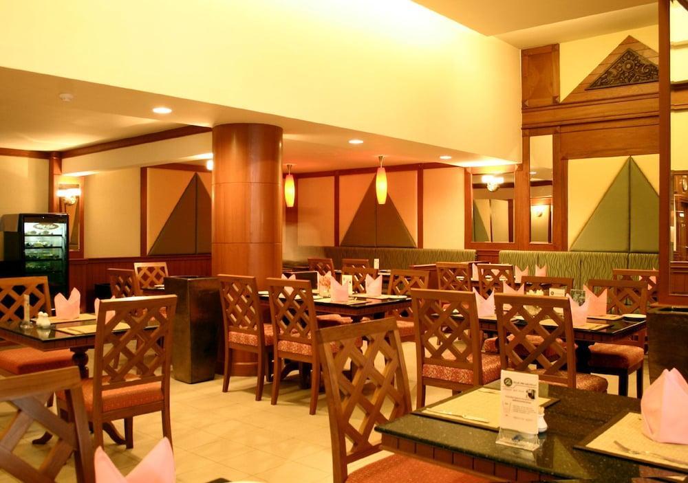 Karon Rattana Beach Hotel מראה חיצוני תמונה