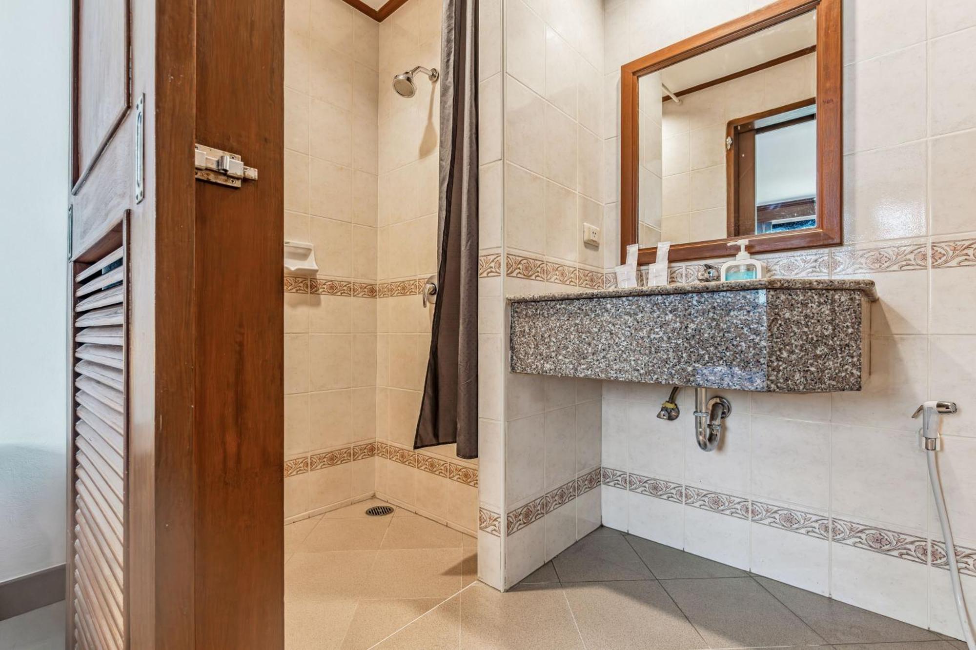 Karon Rattana Beach Hotel חדר תמונה