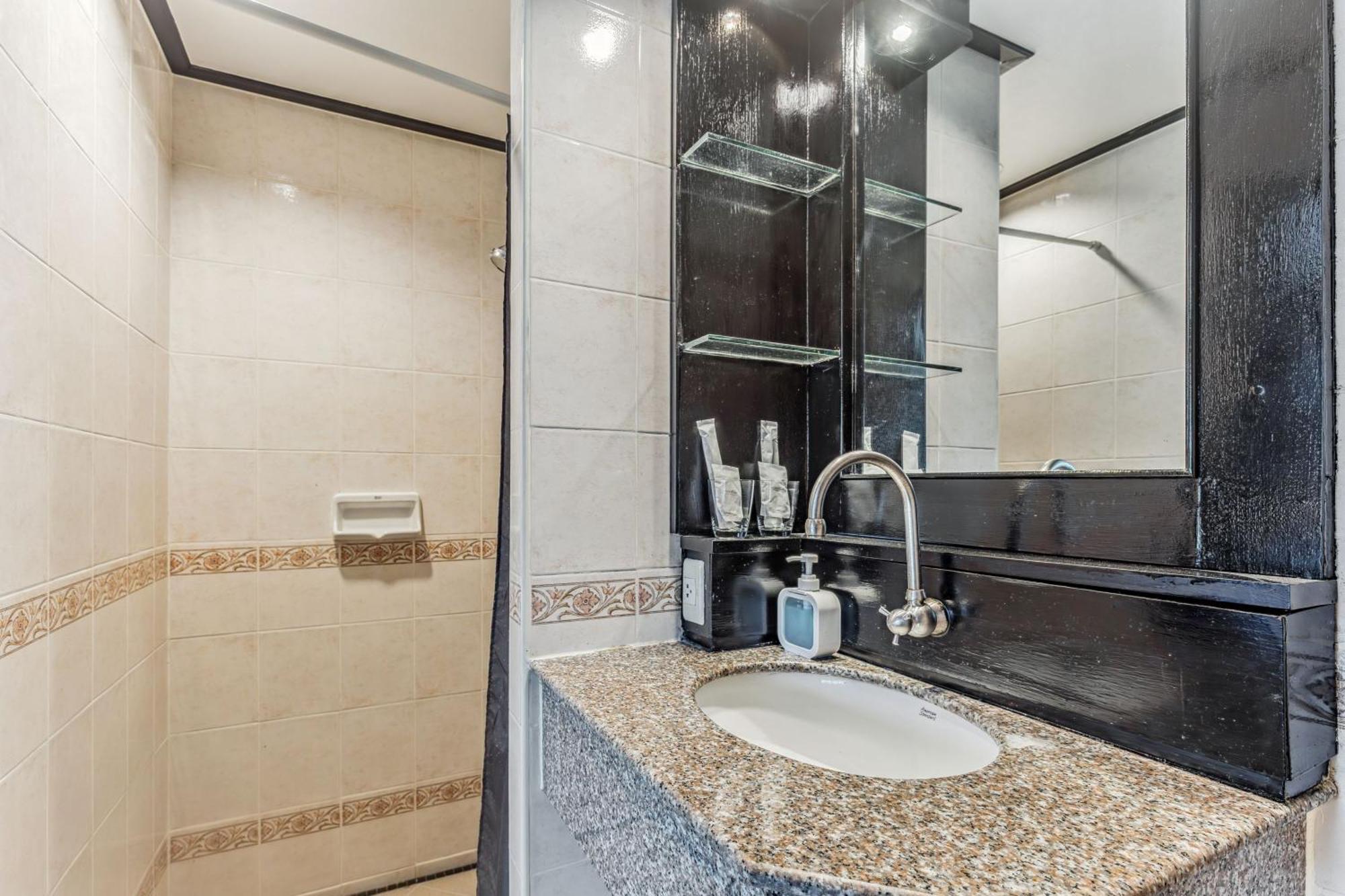 Karon Rattana Beach Hotel חדר תמונה