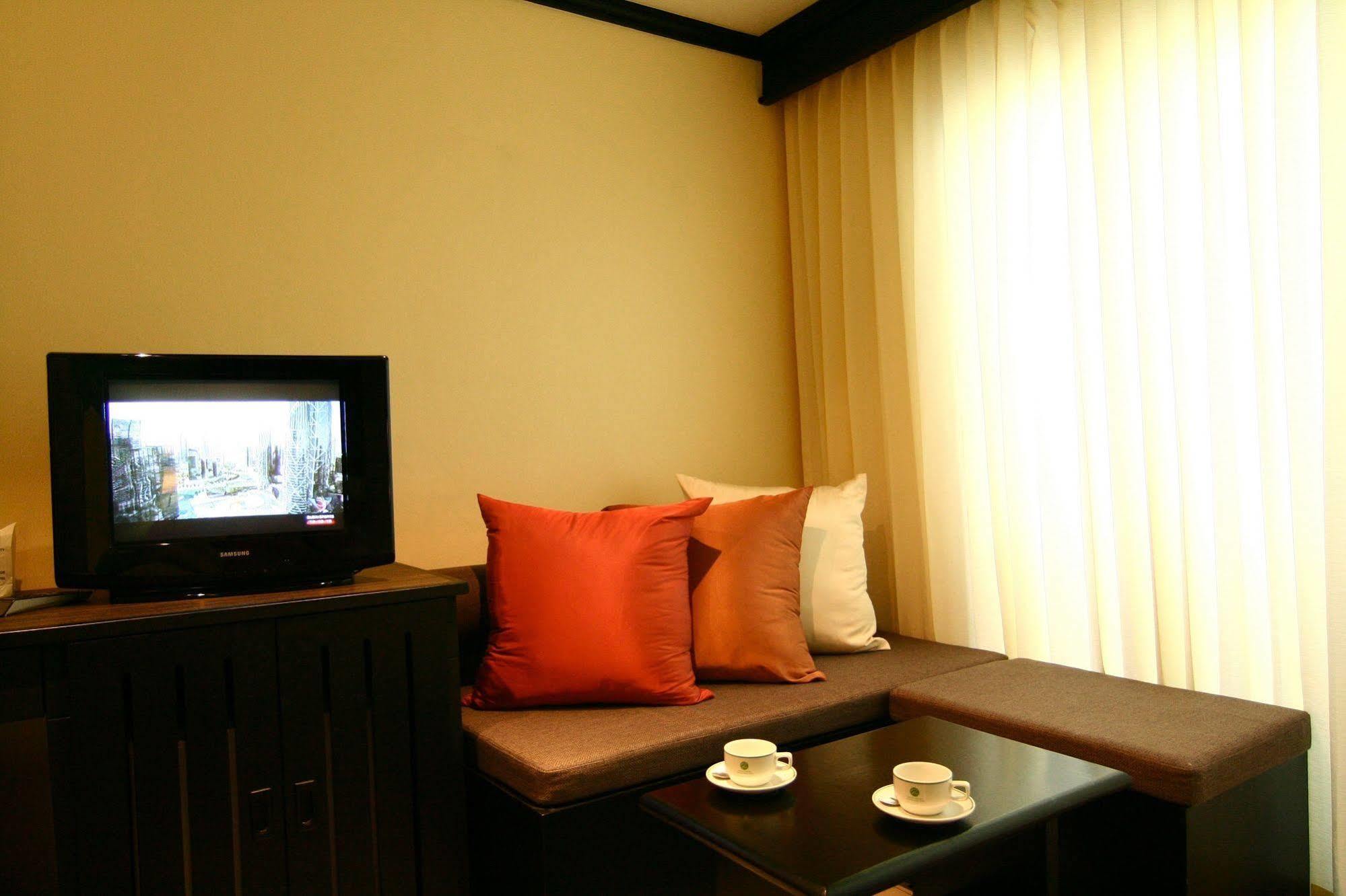 Karon Rattana Beach Hotel מראה חיצוני תמונה