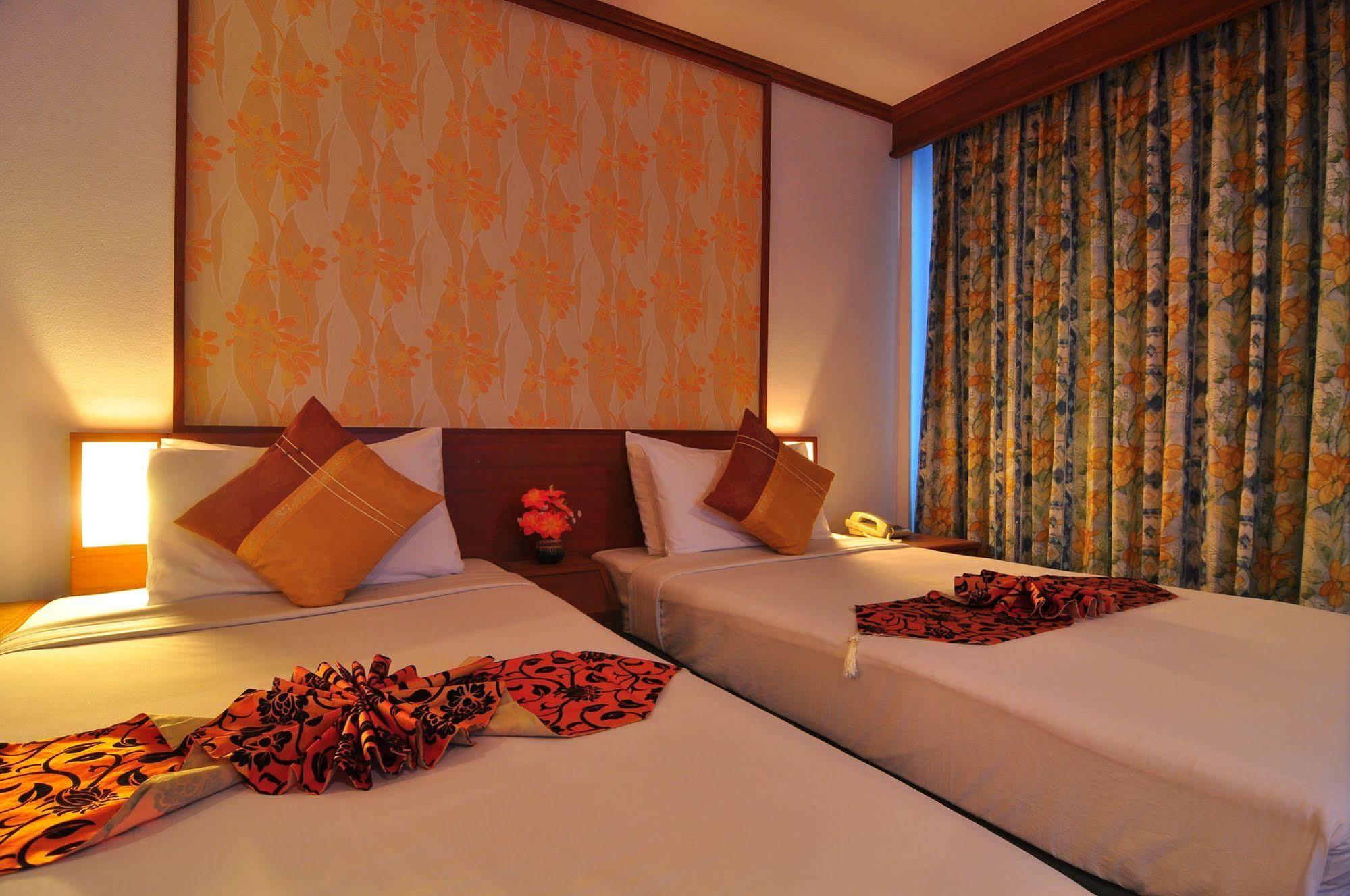Karon Rattana Beach Hotel מראה חיצוני תמונה