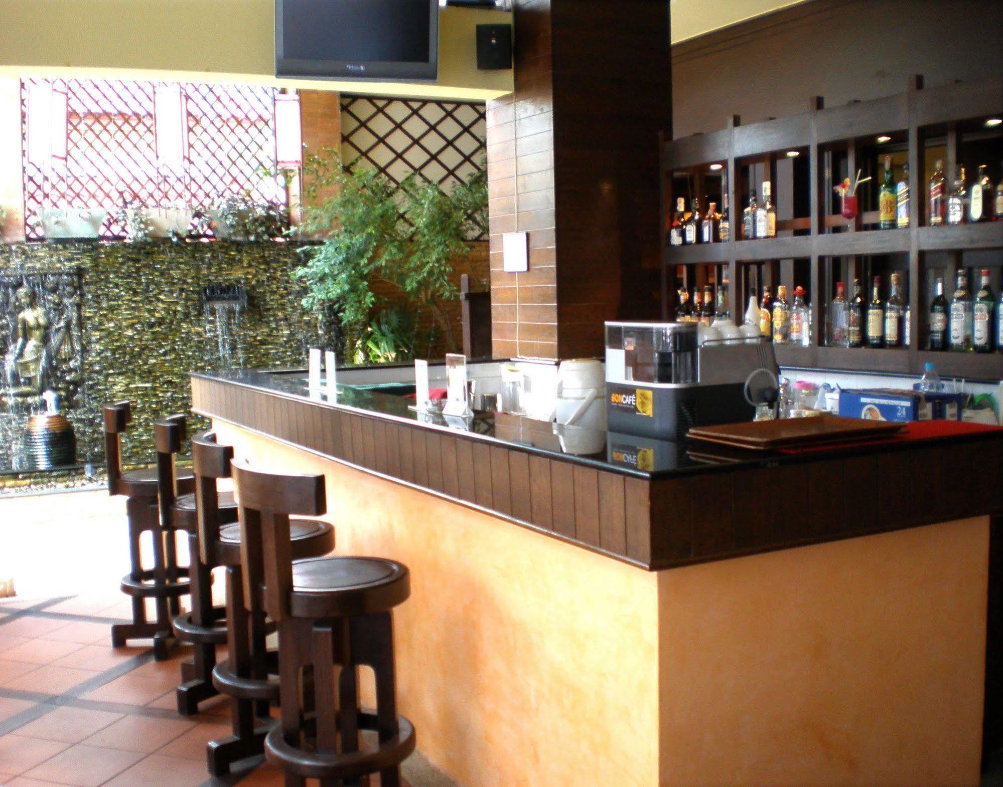 Karon Rattana Beach Hotel מראה חיצוני תמונה