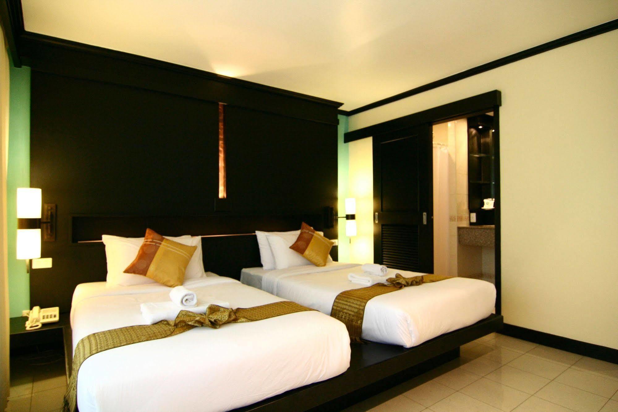 Karon Rattana Beach Hotel מראה חיצוני תמונה