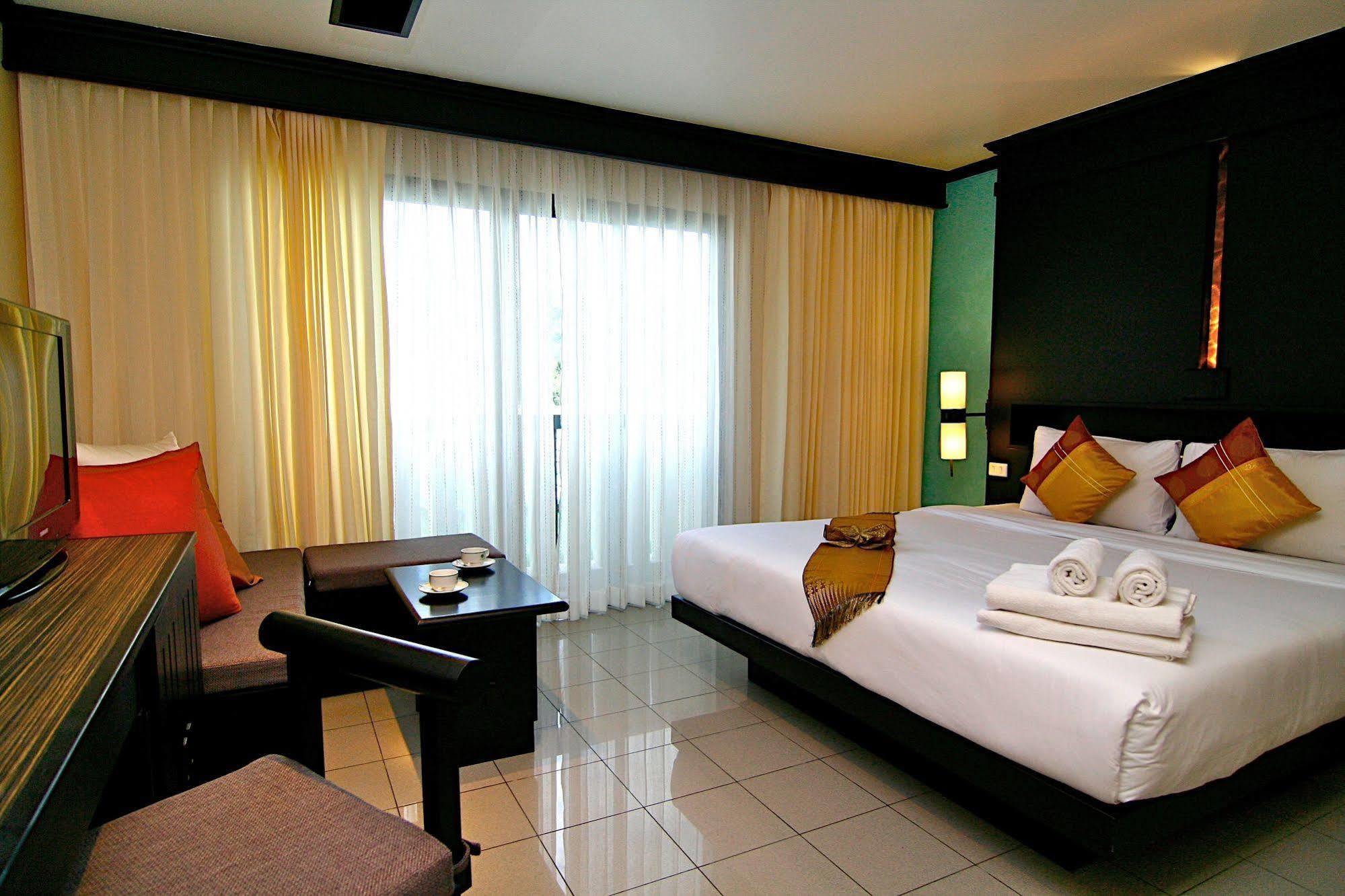 Karon Rattana Beach Hotel מראה חיצוני תמונה