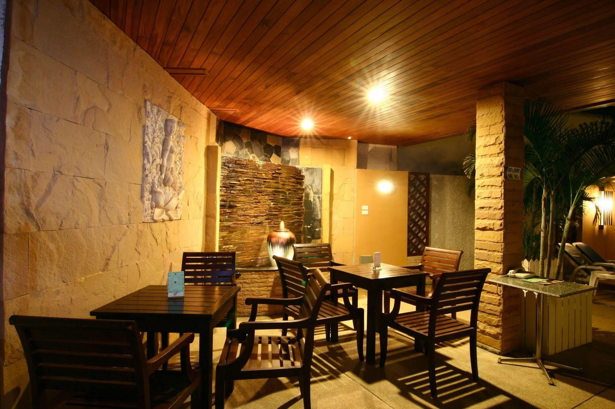 Karon Rattana Beach Hotel מראה חיצוני תמונה
